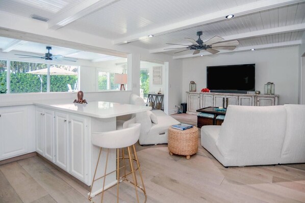 スマートテレビ、書庫、ステレオ