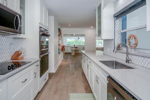 冷蔵庫、電子レンジ、オーブン、コンロ