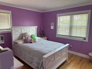 4 bedrooms, iron/ironing board, Internet, bed sheets