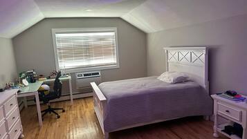 4 bedrooms, iron/ironing board, internet, bed sheets