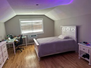 4 bedrooms, iron/ironing board, Internet, bed sheets