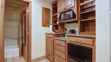 Refrigerador, microondas y cafetera y tetera