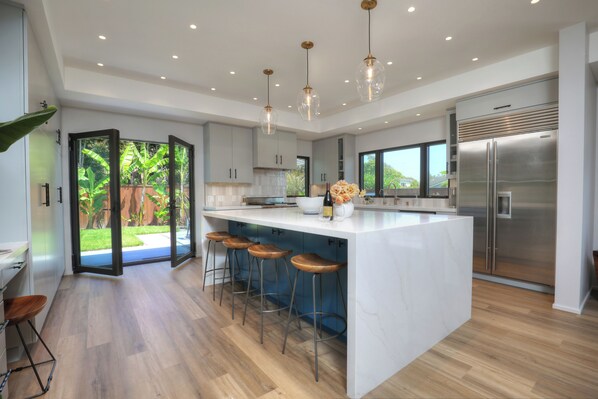 Fridge, microwave, oven, stovetop - Seaside House (Santa Barbara)