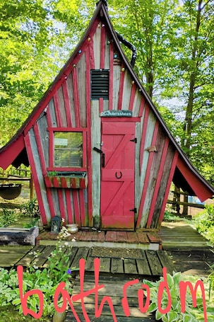 外観の詳細. Howling Lane Tenting