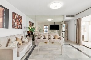 TV - Apartment 'Marbella Playas Del Duque Pto Banús' with Private Pool, Wi-Fi and Air Conditioning (Marbella)