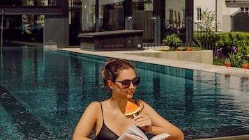 Piscina interna, piscina externa, funciona das 7h às 22h, guarda-sóis