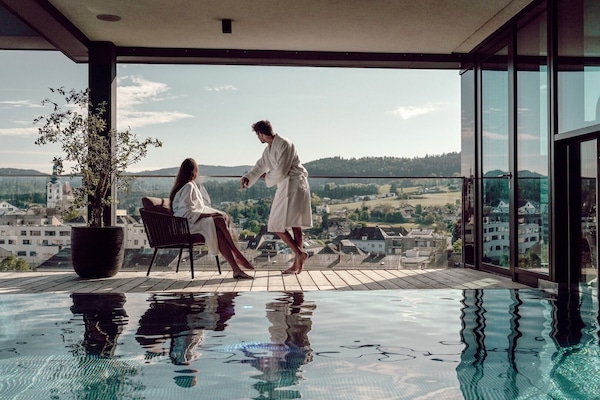 Piscine couverte, piscine extérieure, parasols de plage