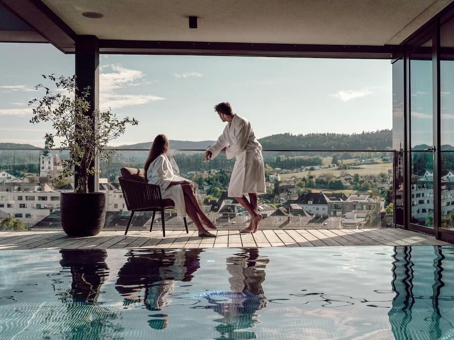 Piscine couverte, piscine extérieure, parasols de plage