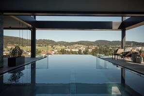 Innenpool, Außenpool, Sonnenschirme