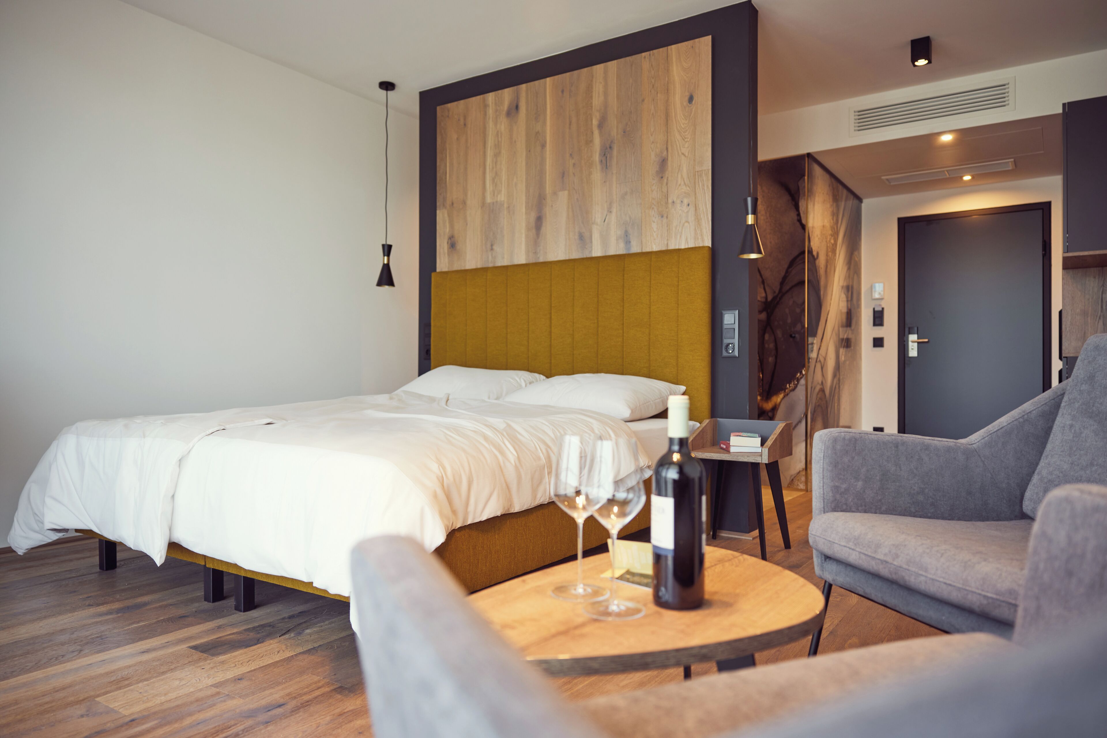 Ropa de cama hipoalergénica y caja de seguridad en la habitación 