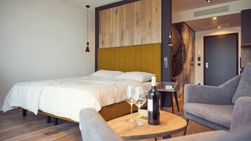 Ropa de cama hipoalergénica y caja de seguridad en la habitación