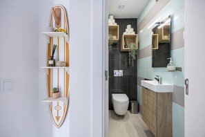 Douche, sèche-cheveux, serviettes fournies, papier toilette