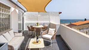 A balcony with a table, chairs, and a sofa. - Casa Gio Apartment - Praia da Luz (Luz)