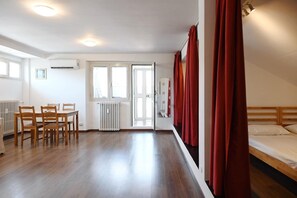 2 bedrooms, iron/ironing board, WiFi, bed sheets - Lovable attic room Vatican area. (Roma)
