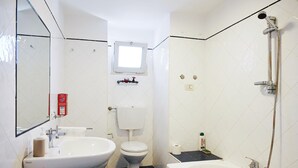 吹风机、坐浴桶、毛巾、肥皂
