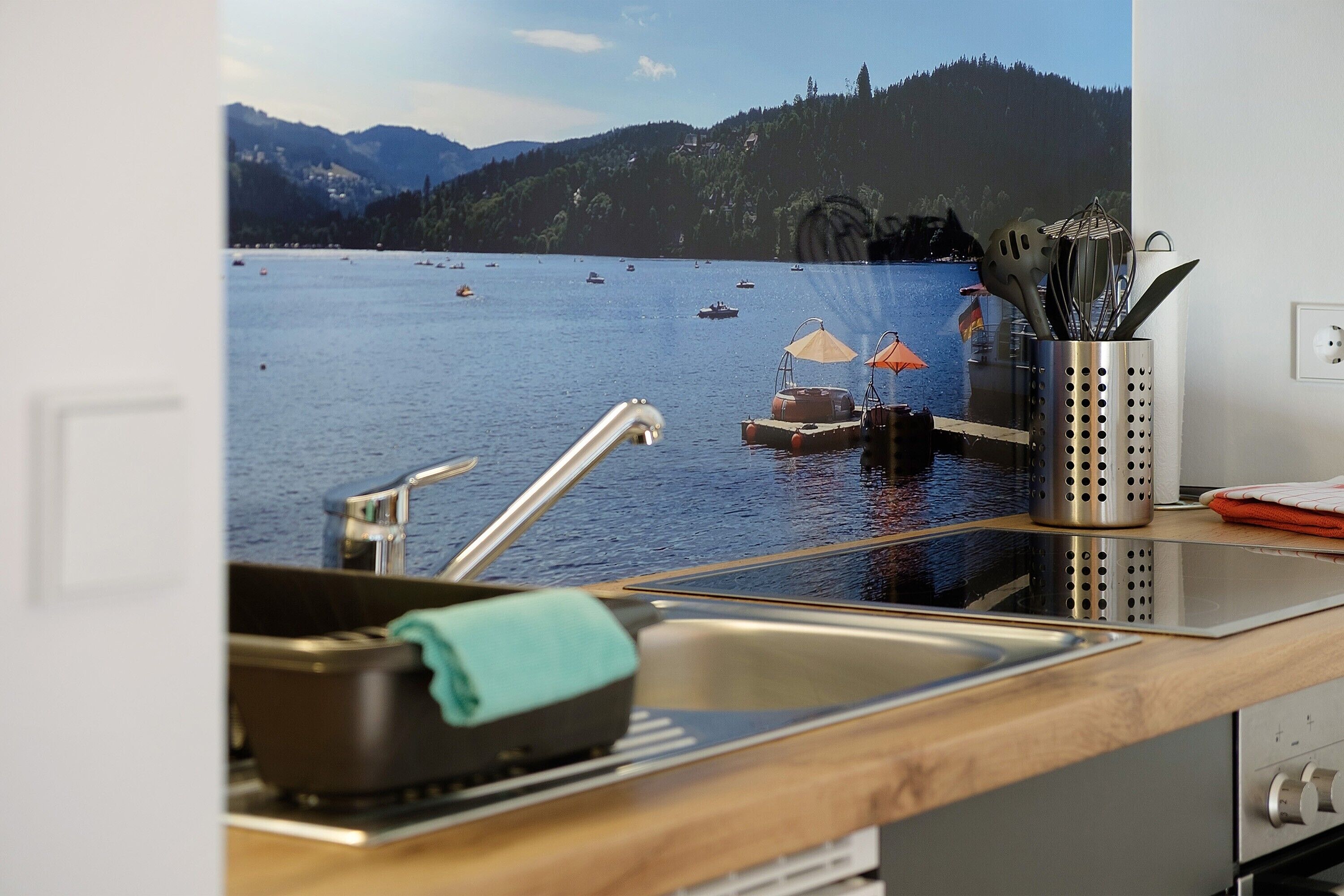 Fridge, oven, stovetop, coffee/tea maker