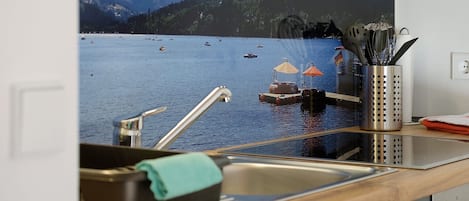 Fridge, oven, stovetop, coffee/tea maker