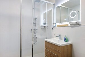 Dusche, Haartrockner, Handtücher