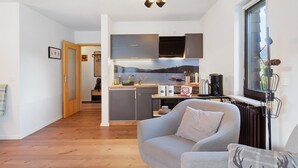 Cocina moderna con vistas, un sofá y un comedor.