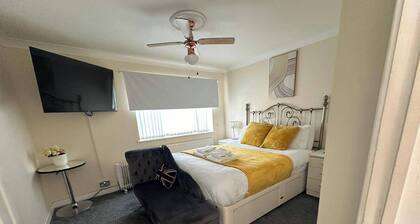 4 Bedroom Seaside House in Clacton-on-sea Sleeps 8