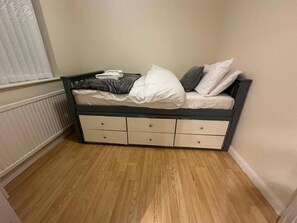 Room - 4 Bed House - Sleeps 8 - Pets - Parking - Wifi (Clacton-on-Sea)