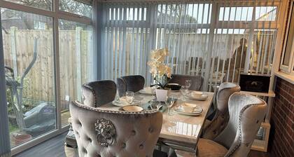 4 Bedroom Seaside House in Clacton-on-sea Sleeps 8