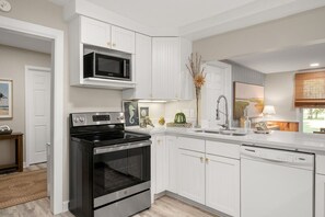 Fridge, microwave, oven, stovetop - 1mi to Beach! 3mi to Golf! Pool~Hot Tub~Free Golf Cart~Putting Green~Marsh Views (Pawleys Island)