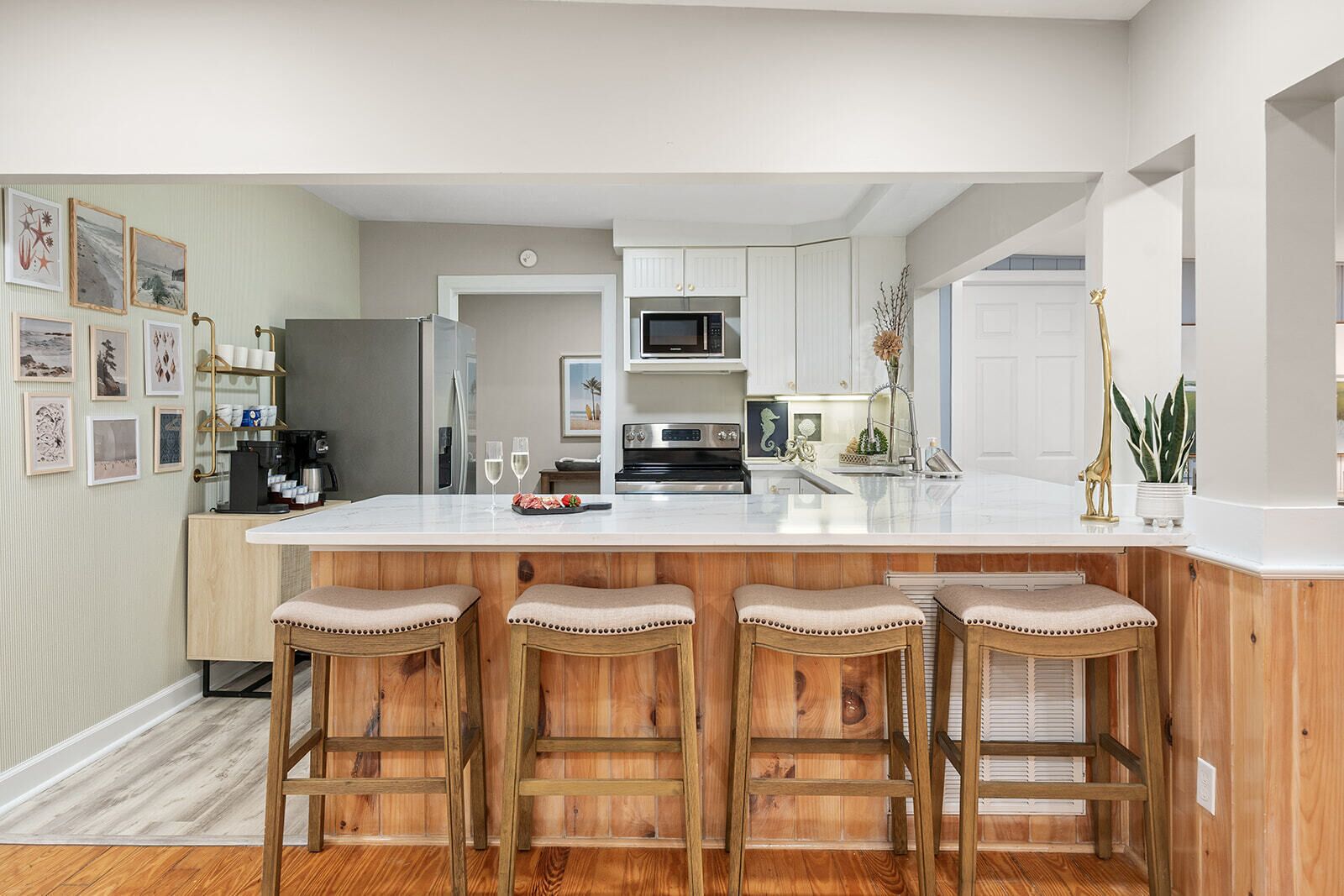 Køleskab, mikrobølgeovn, ovn, kogeplade