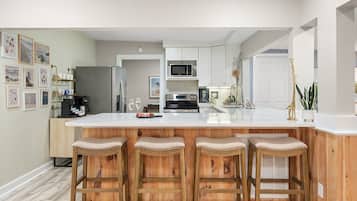 Køleskab, mikrobølgeovn, ovn, kogeplade