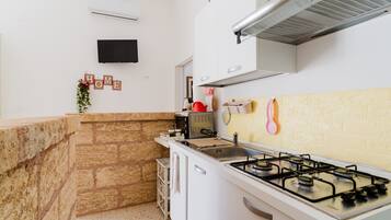 Frigorifero, microonde, piano cottura, pentole/stoviglie/utensili