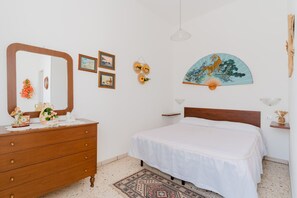 1 quarto, ferros/tábuas de passar roupa, roupa de cama