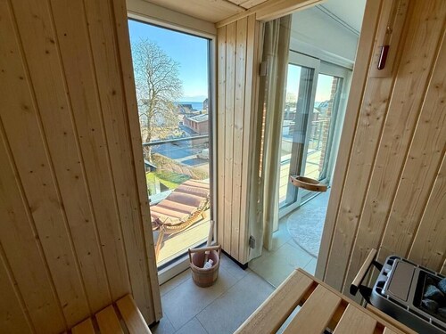 Pier 4: 200m to the beach, sea view, sauna (penthouse)