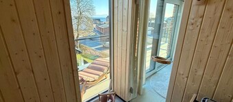 Pier 4: 200m to the beach, sea view, sauna (penthouse)