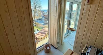 Pier 4: 200m to the beach, sea view, sauna (penthouse)