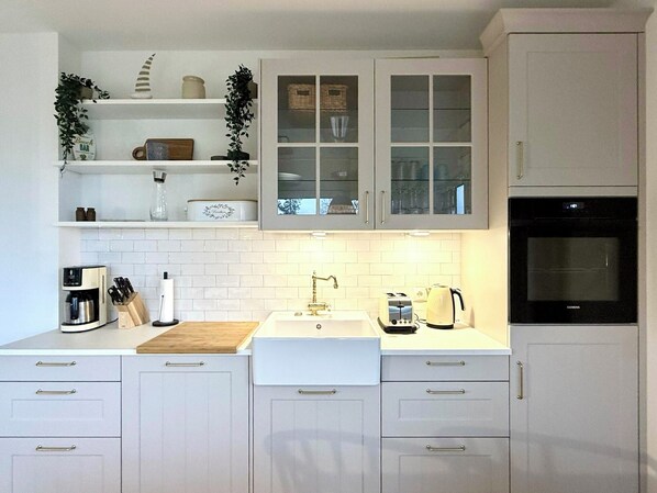 Fridge, oven, stovetop, dishwasher