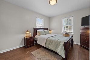 Skrivbord, strykjärn/strykbräda, resesäng och wi-fi