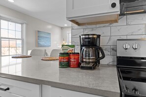 Kylskåp, mikrovågsugn, ugn och spishäll