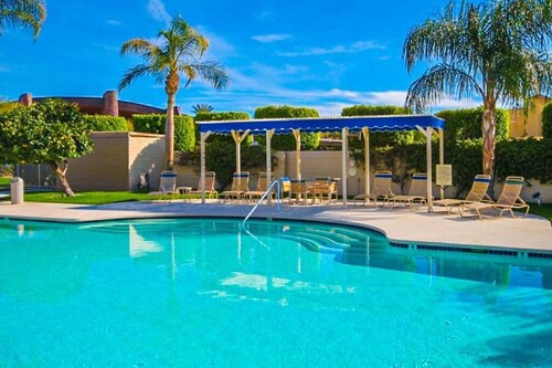 Fantastic 2-bedroom with AC in Palm Springs. Walk everywhere, Casino next door.