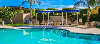 Fantastic 2-bedroom with AC in Palm Springs. Walk everywhere, Casino next door.