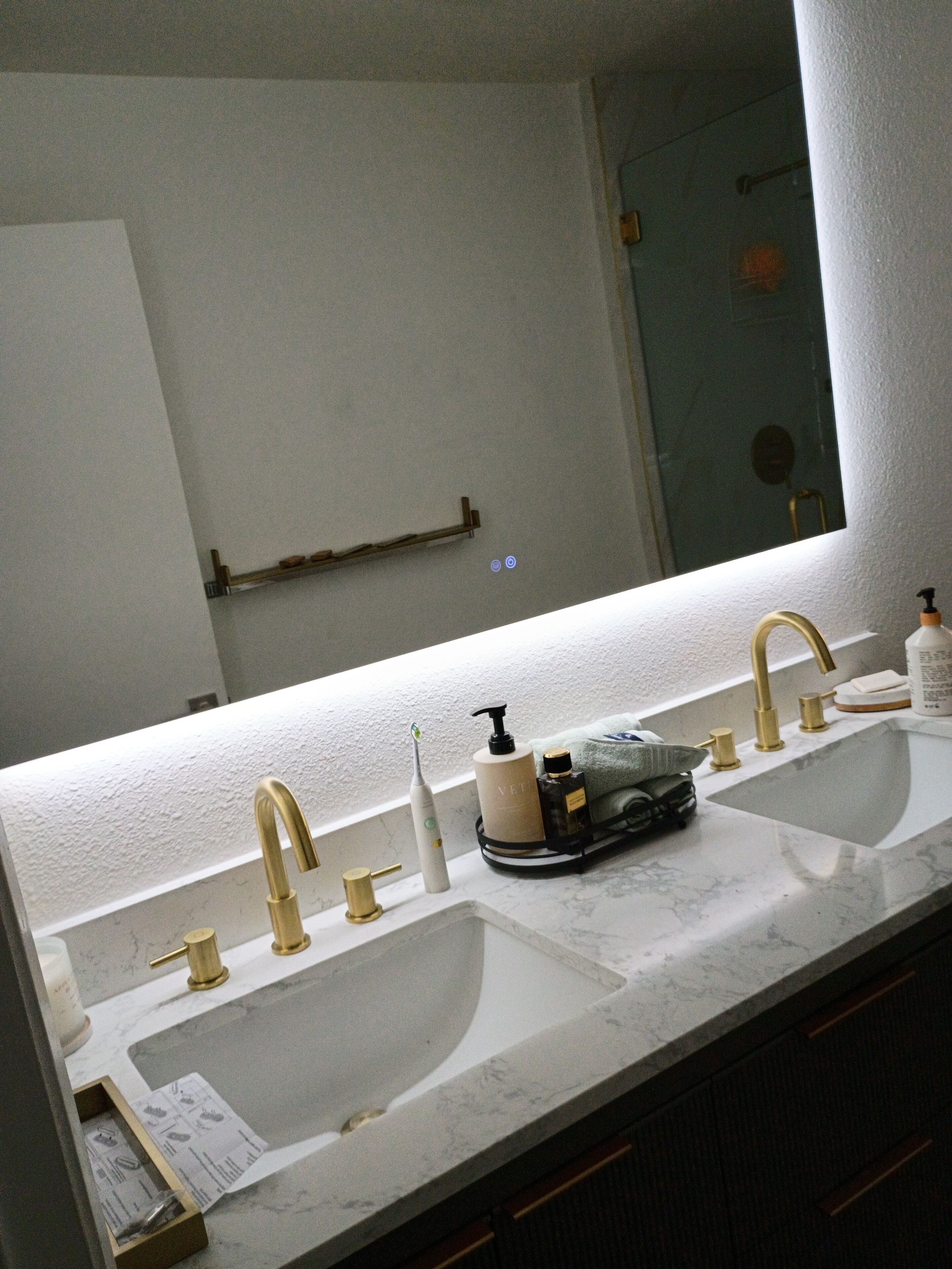 Regadera, secadora de cabello, toallas, jabón 