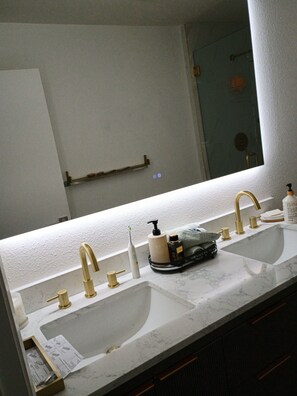 Douche, sĂšche-cheveux, serviettes fournies, savon