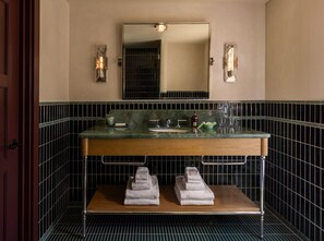 Secador de pelo, toallas, jabón y champú