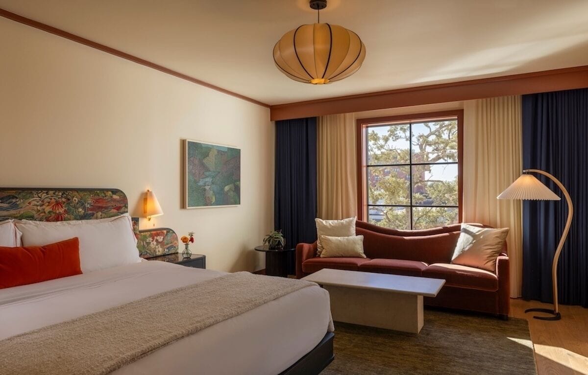 Tallelokero huoneessa, pimennysverhot, äänieristys, silitysrauta/-lauta