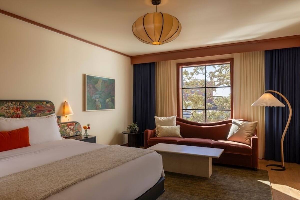 Deluxe Room, 1 King Bed, Non Smoking | In-room safe, blackout drapes, soundproofing, iron/ironing board