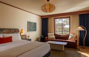 Deluxe Room, 1 King Bed, Non Smoking | In-room safe, blackout drapes, soundproofing, iron/ironing board