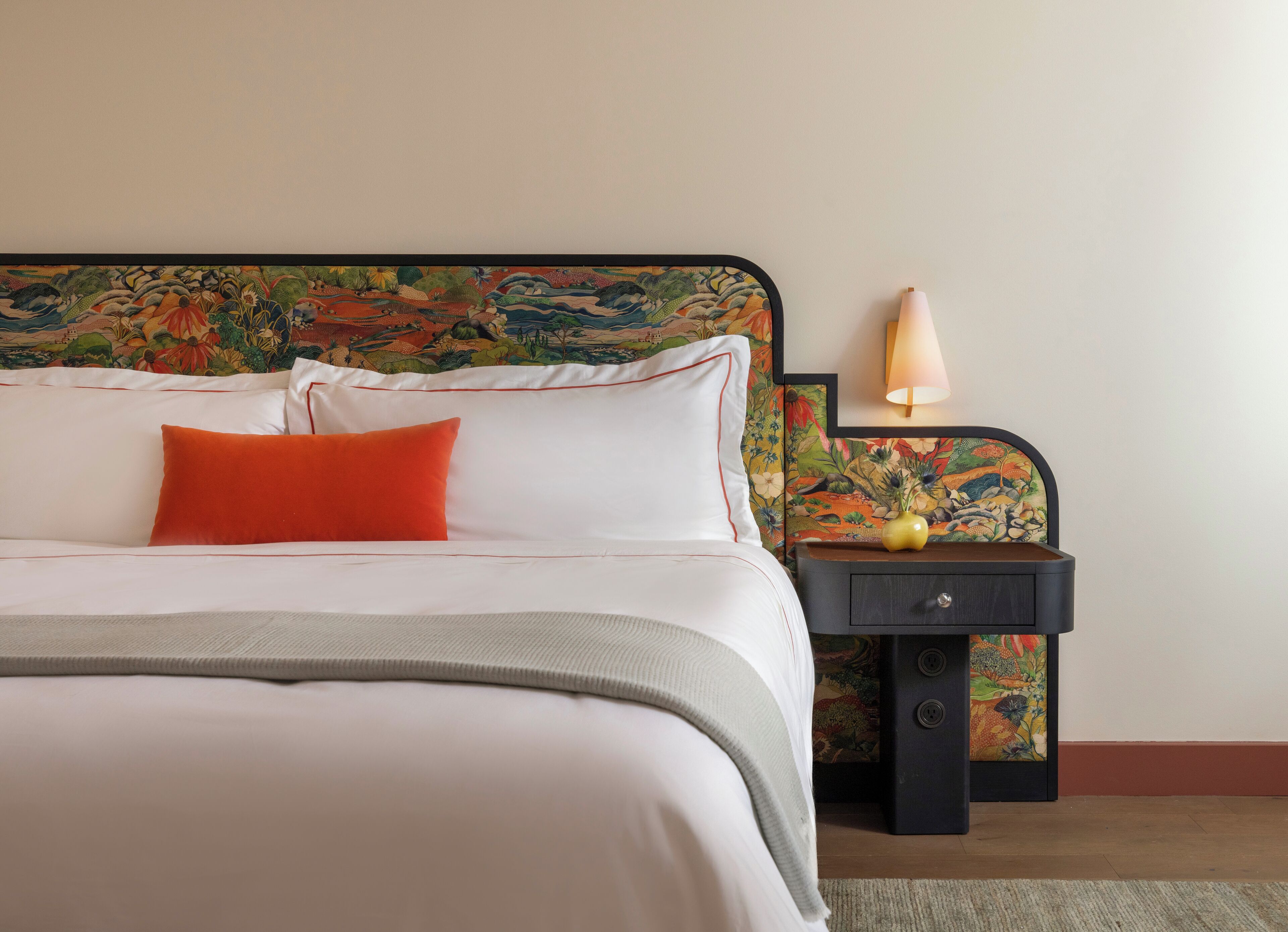 Room, 1 King Bed | In-room safe, blackout drapes, soundproofing, iron/ironing board