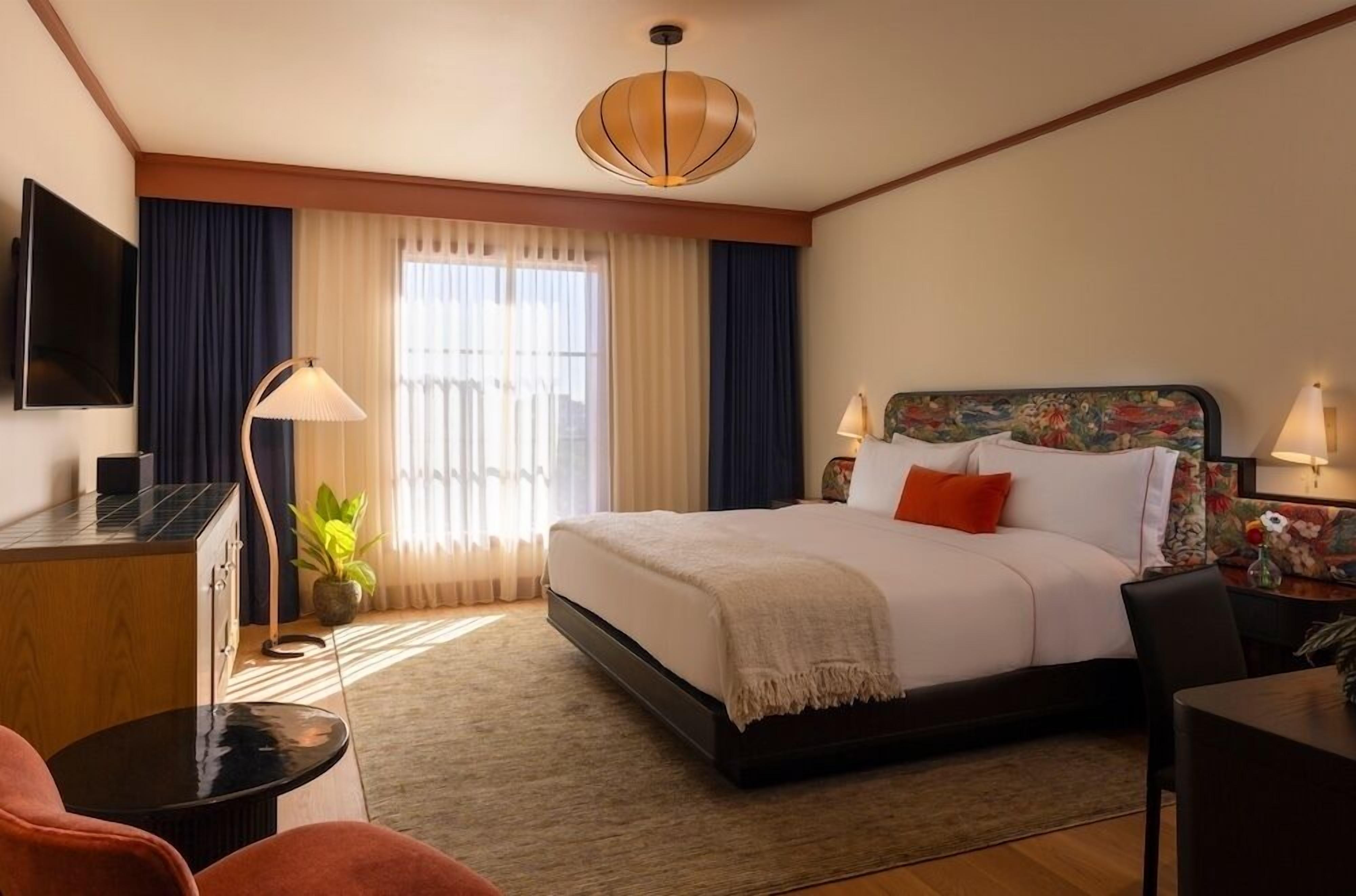 Room, 1 King Bed | In-room safe, blackout drapes, soundproofing, iron/ironing board