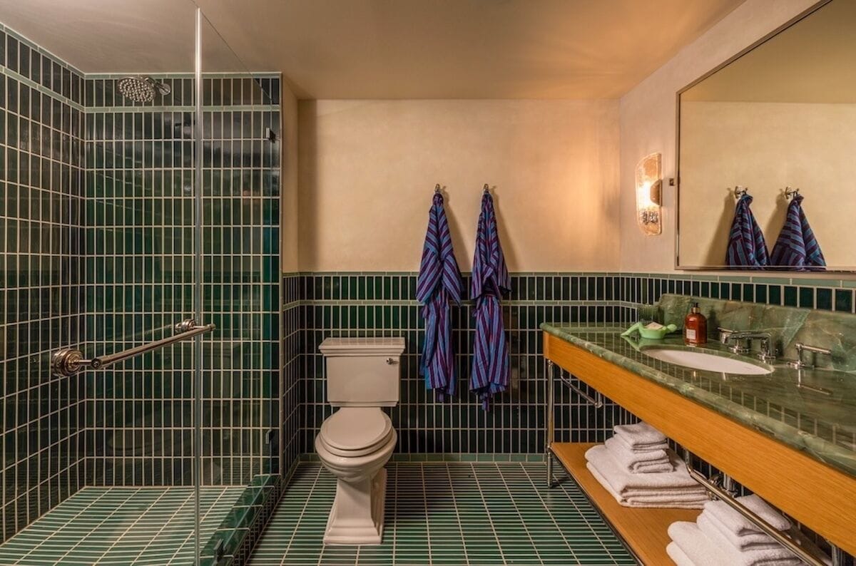 Grand Room, 1 King Bed, Non Smoking, Balcony | Bathroom | Hair dryer, towels, soap, shampoo