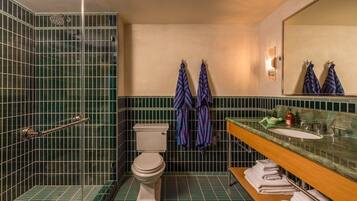 Grand Room, 1 King Bed, Non Smoking, Balcony | Bathroom | Hair dryer, towels, soap, shampoo