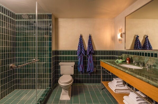 Un baño con ducha, inodoro y lavamanos.
